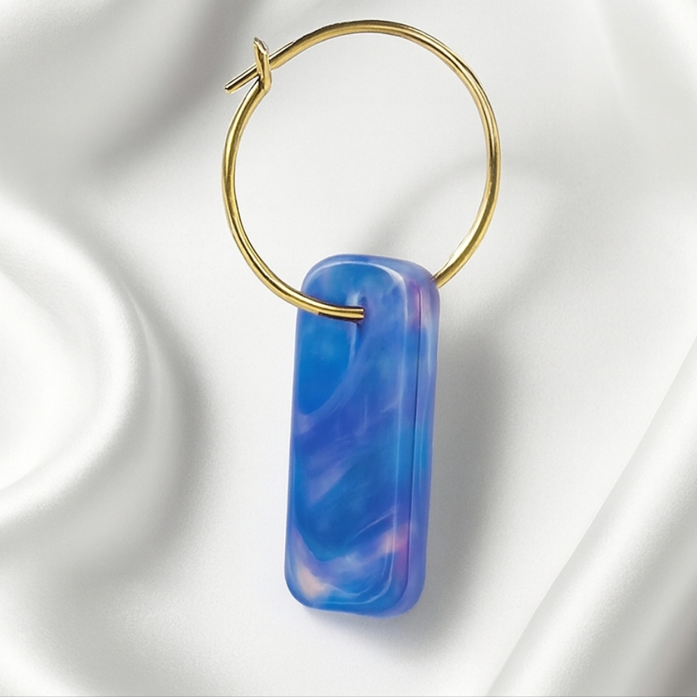 Gold Hoop Earrings with Blue Marbled Resin Accent – Elegant Women’s Jewelry